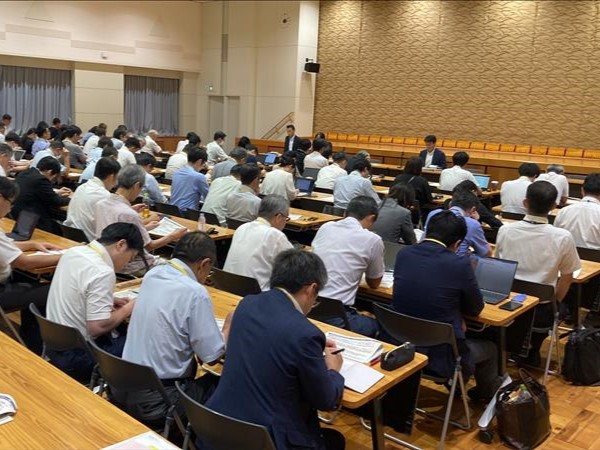 説明会当日の会場の様子（出席者を斜め後ろから撮影）