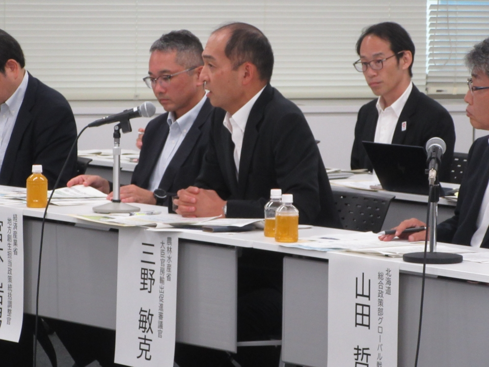 意見交換を行う三野輸出促進審議官の様子です。