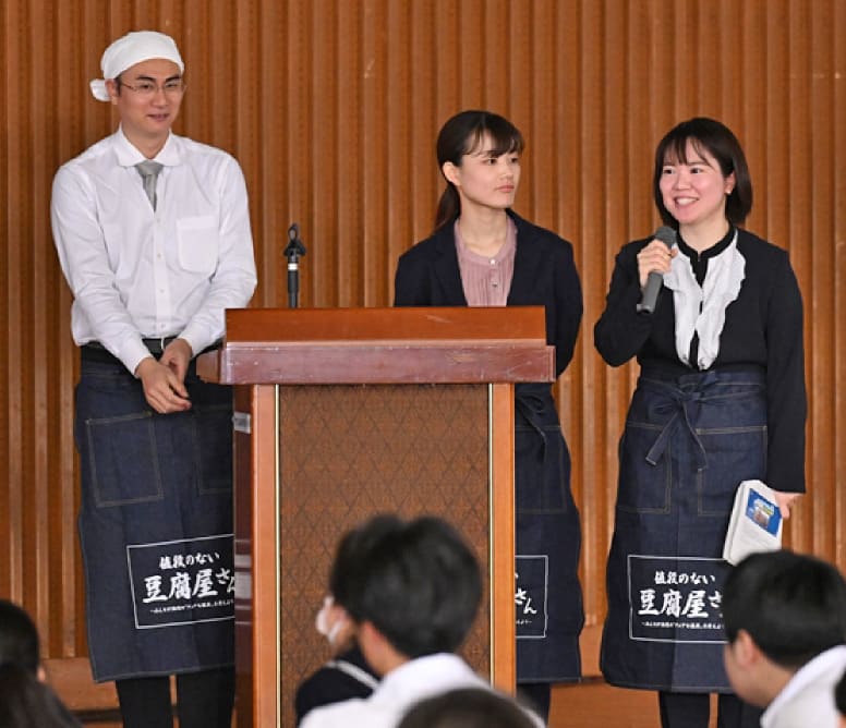 講師を務めた農林水産省の3人（右端が築地美佳さん）