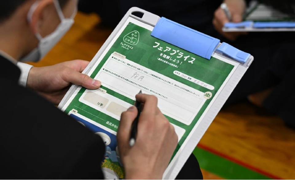 宿題で調べてきた豆腐の価格やコスト費目を記入