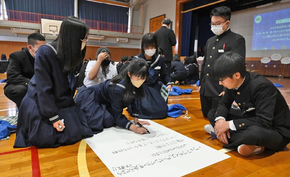 模造紙に理解、浸透のアイデアを書き出す