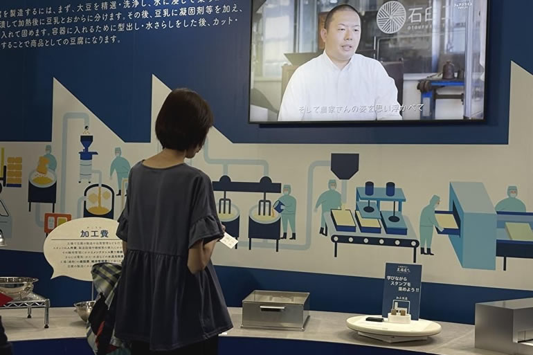 展示物を見る参加者