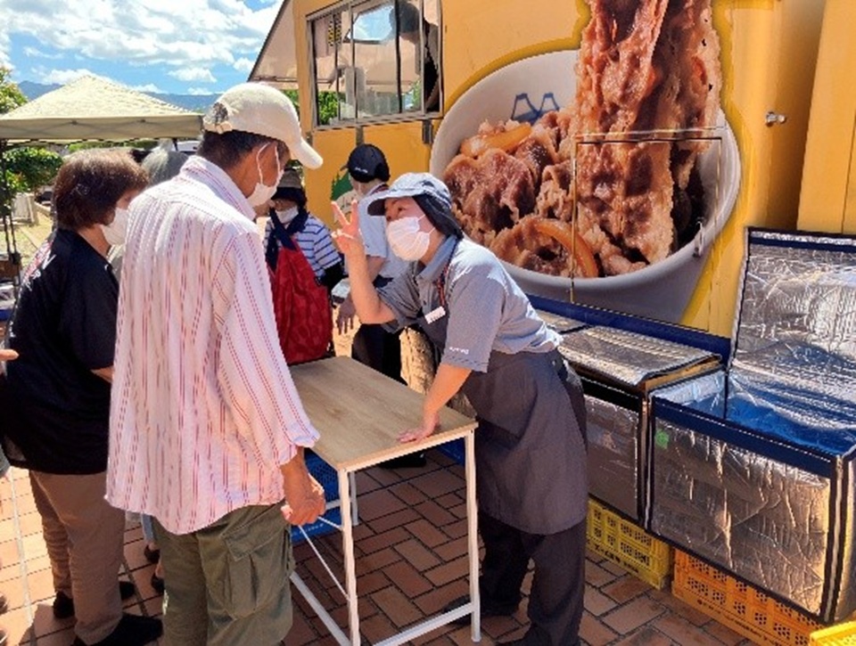 キッチンカーでの支援の様子
