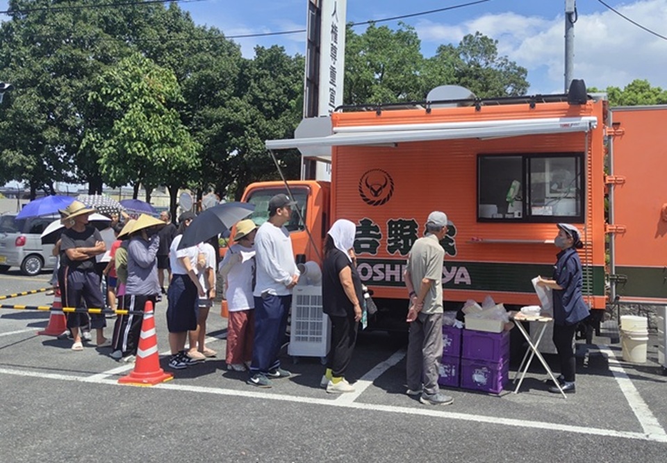 キッチンカーでの支援の様子