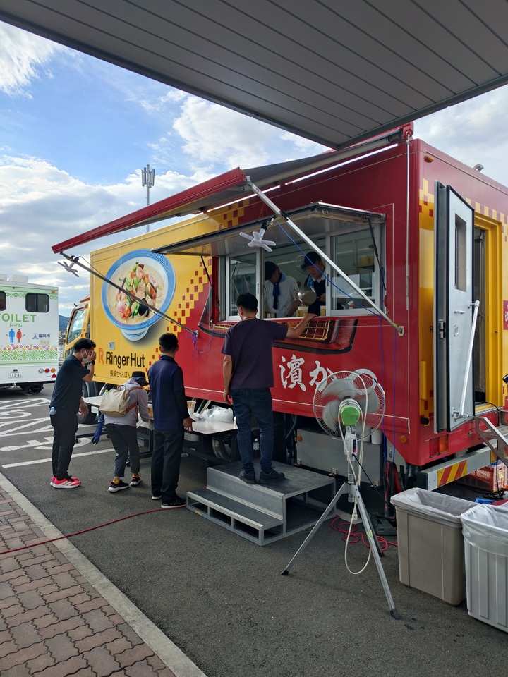キッチンカーでの支援の様子