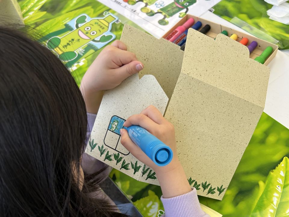 茶殻紙のペーパークラフトを楽しむ子供