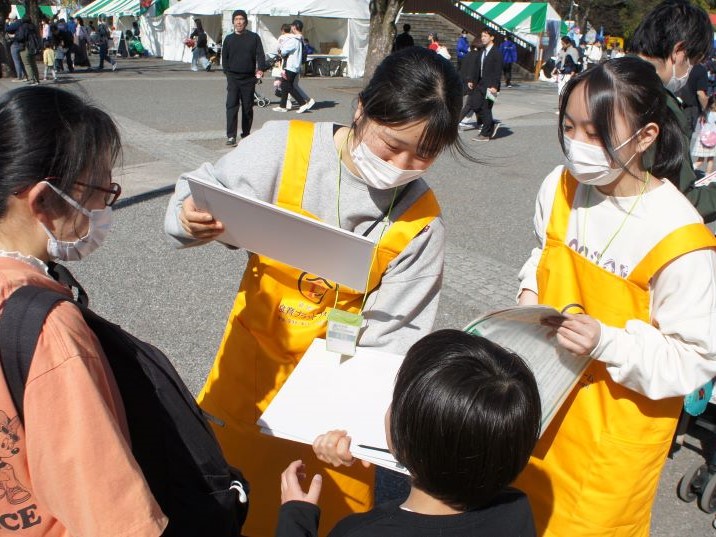 食育クイズを案内するスタッフ