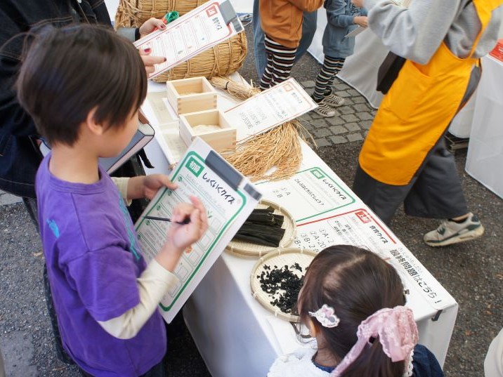 食育クイズを解く子供
