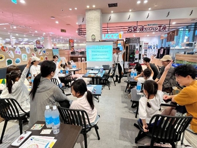 クイズに参加する親子