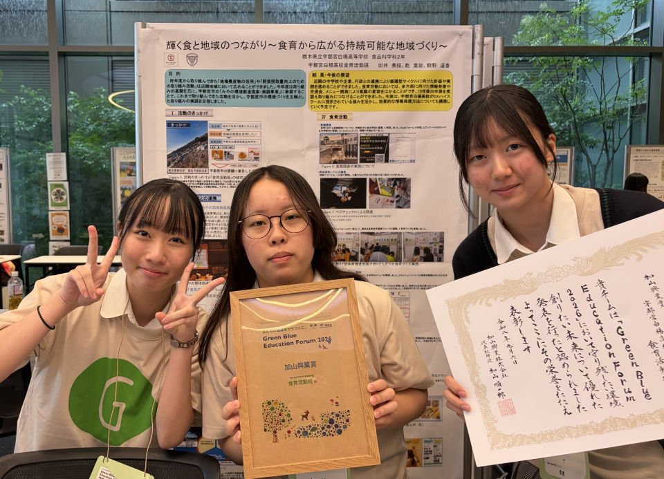賞状を見せる学生たち