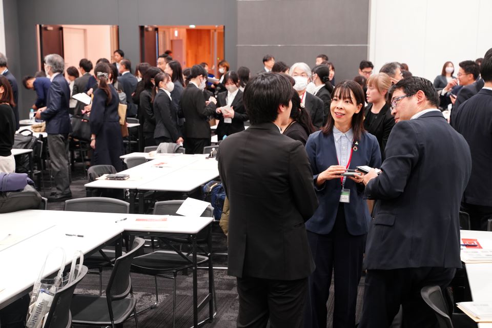 参加者が交流する様子