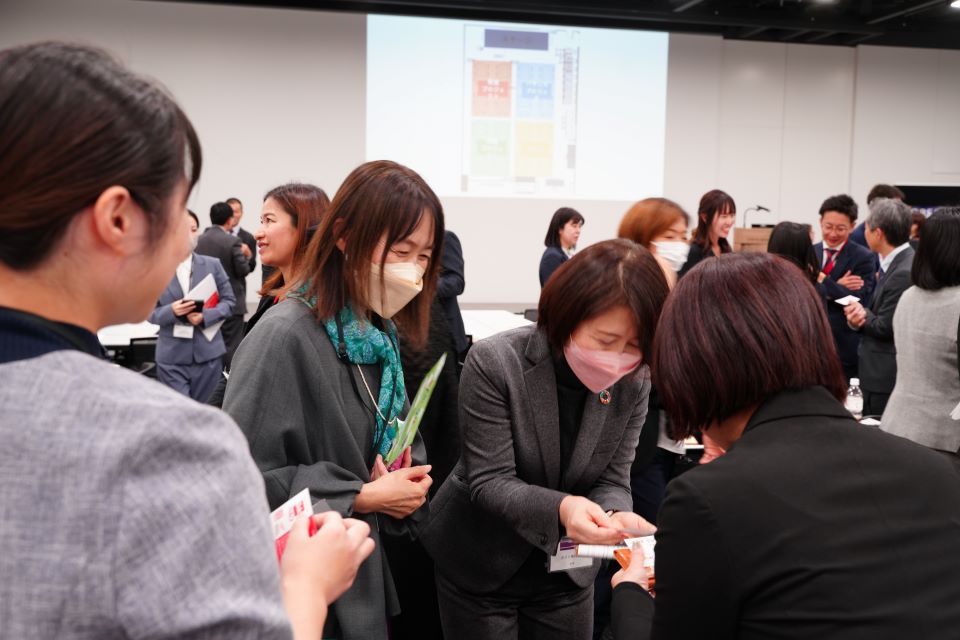 参加者が交流する様子