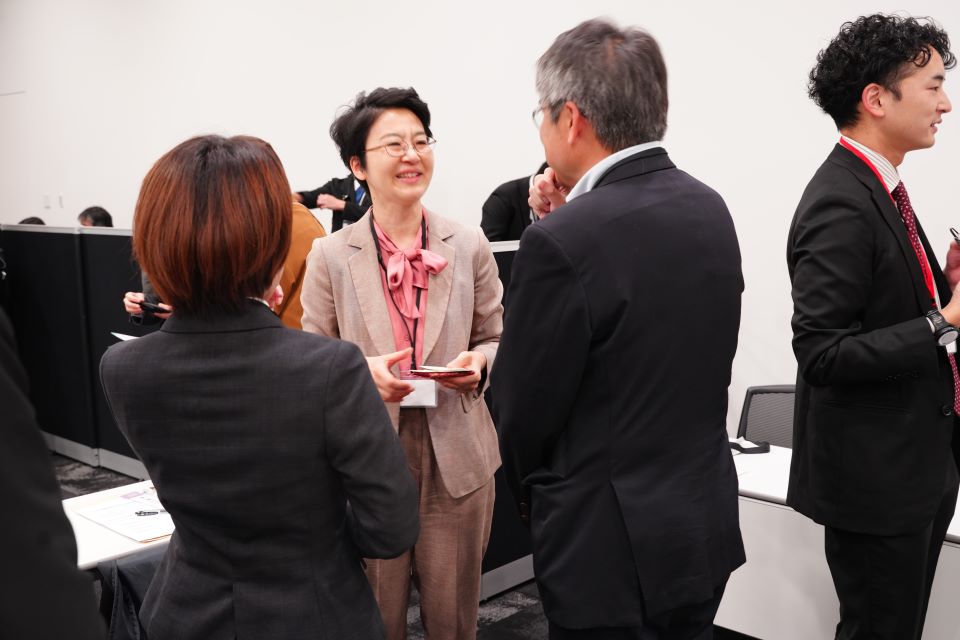 参加者が交流する様子
