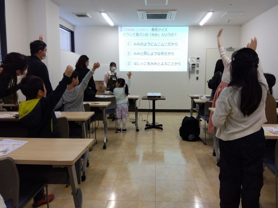 クイズに答える参加者