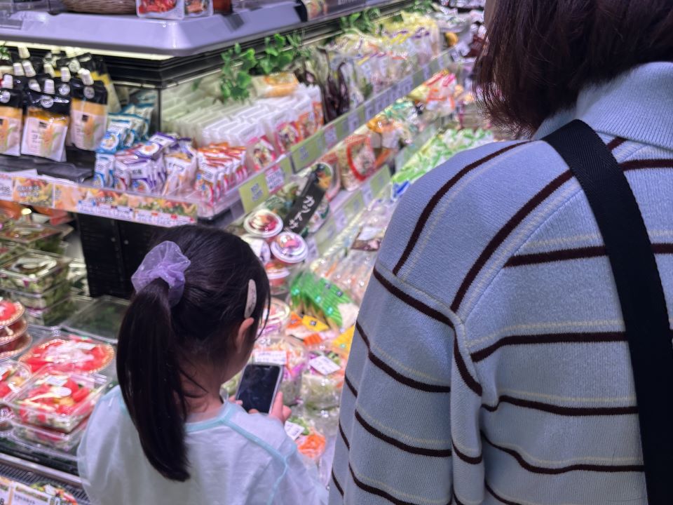 もぐもぐタウンで野菜サラダを撮影する様子