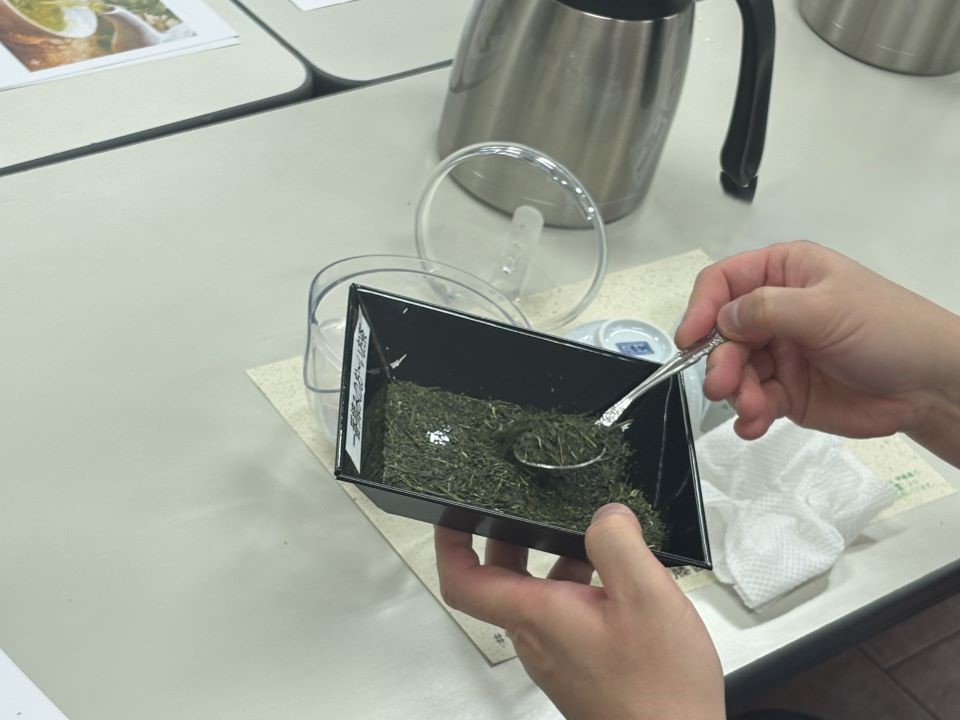 茶葉を掬う様子