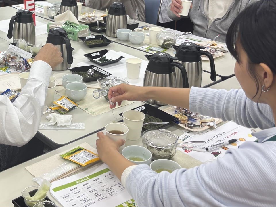 お茶を入れる女性