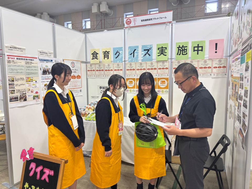 クイズを解く男性