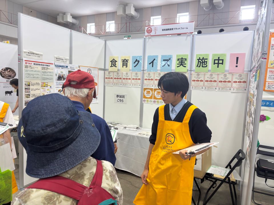 クイズを案内する高校生