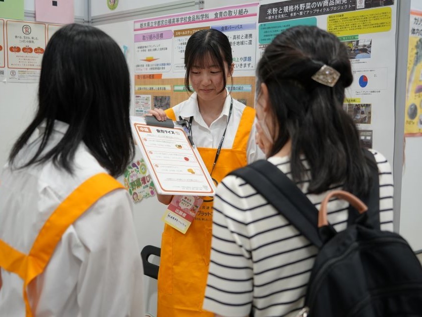 クイズを案内する高校生