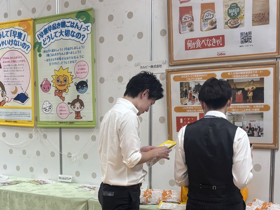 展示を見学する男性たち