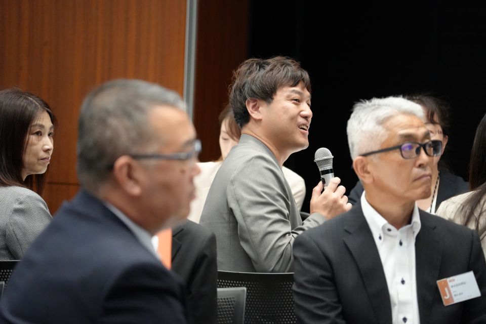 質問する男性