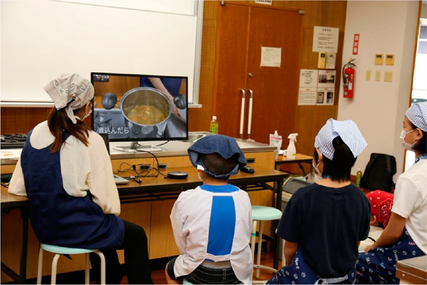 動画を使ったこども食堂での調理実習の様子