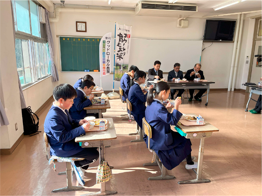 生産者と一緒に学校給食を食べる様子（兵庫県豊岡市）