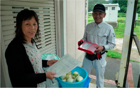 農産物を集荷する様子