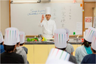 “料理の時にも五感が大切”シェフによる調理実演の様子