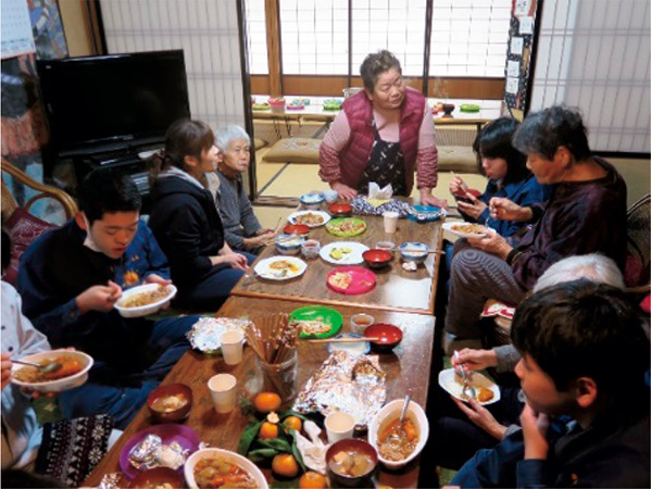 多世代が食卓を囲む昼食