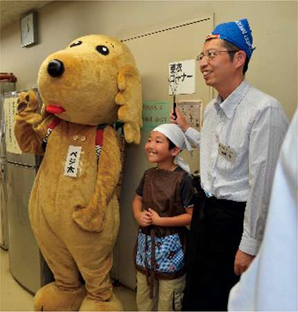 平塚産野菜PRキャラクター「ベジ太」と一緒に