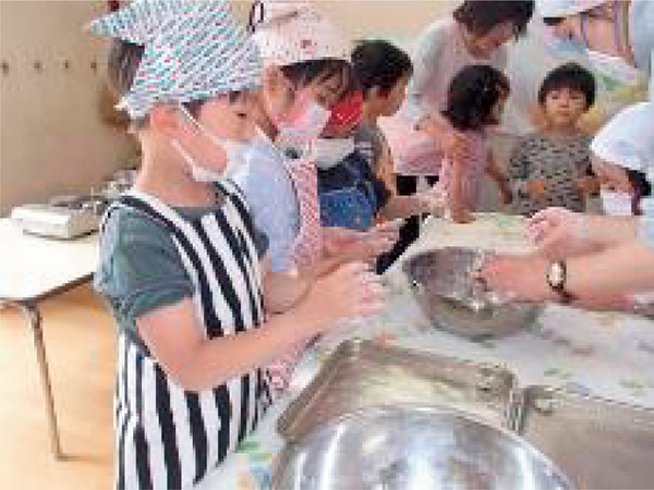 年長児のヨモギ団子作りの様子