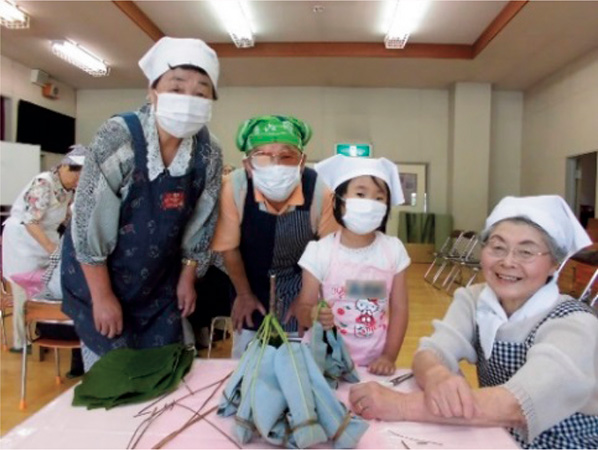 郷土食「ほう葉巻き」作りの様子