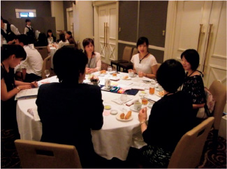 大学生による新規事業の検討の様子