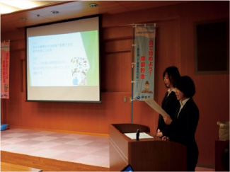 大学生による考案事業発表の様子