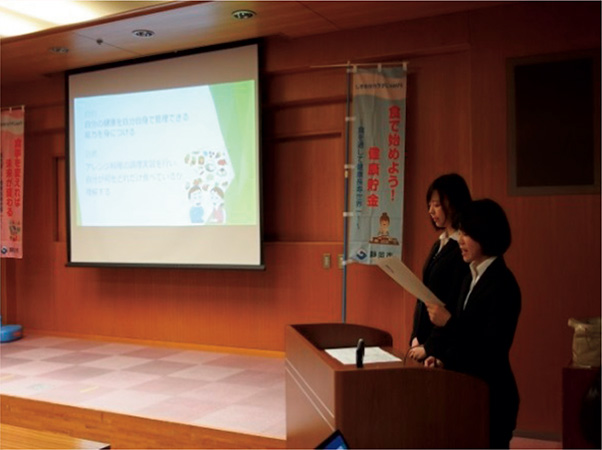 大学生による考案事業発表の様子