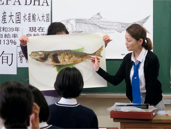 アジの塩焼きの食べ方を説明