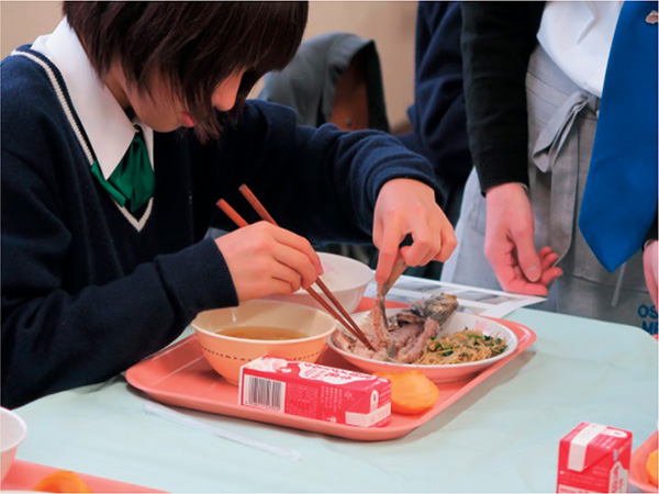 出前授業で学んだ食べ方を実践