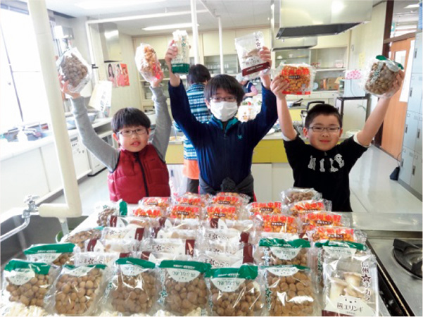 JA中野市が提供したきのこに子供は大喜び