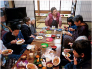 多世代が食卓を囲む昼食