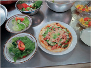 完成したピザとサラダ