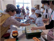 親子調理「すだちゼリー」の様子