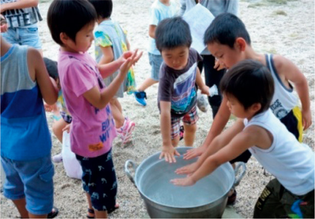 海で塩を焼く様子