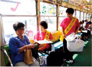 電車内での食育活動の様子