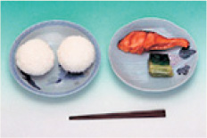 >明治22年の代表的な給食献立:おにぎり、塩鮭、菜の漬物資料:独立行政法人日本スポーツ振興センター