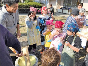 「ねったぼ」を味わう子供たち(写真)