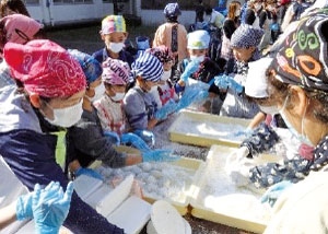 高齢者の指導による「ねったぼ」作り(写真2)