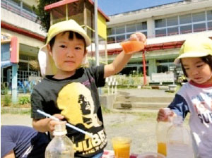 色水でみかんジュース作り(写真)