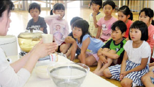 保育所における食育活動(食に関する体験)(写真)